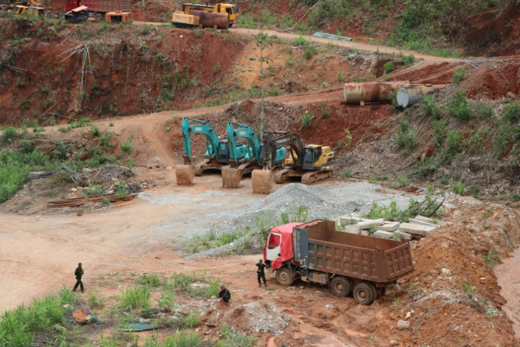 Des membres de la milice locale Kayan New Land Party montent la garde dans une mine d'extraction de plomb à Pekon, dans l'État Shan, le 2 mai 2025 en Birmanie ( AFP / STR )