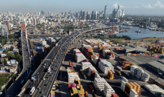 Vue aérienne de l'autoroute Dr. Ricardo Balbín et du port de Dock Sud, à Avellaneda dans la province de Buenos Aires, le 26 février 2026. ( AFP / LUIS ROBAYO )
