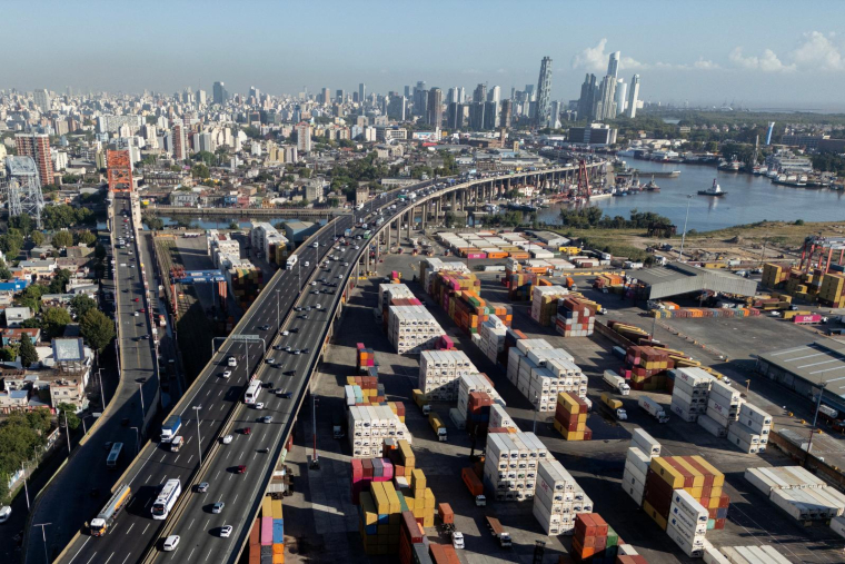 Vue aérienne de l'autoroute Dr. Ricardo Balbín et du port de Dock Sud, à Avellaneda dans la province de Buenos Aires, le 26 février 2026. ( AFP / LUIS ROBAYO )