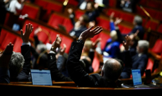 Des députés lors d'un débat à l'Assemblée nationale à Paris le 24 octobre 2024 ( AFP / JULIEN DE ROSA )
