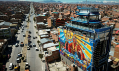 Vue aérienne montrant un des bâtiments connu sous le nom de "Cholets", à El Alto, en Bolivie, le 14 août 2025.  ( AFP / MARTIN BERNETTI )