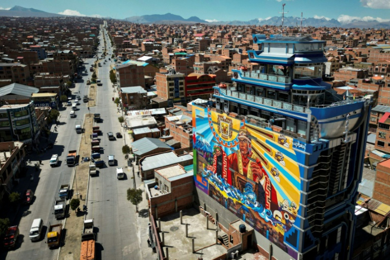 Vue aérienne montrant un des bâtiments connu sous le nom de "Cholets", à El Alto, en Bolivie, le 14 août 2025.  ( AFP / MARTIN BERNETTI )