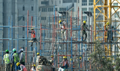 Des travailleurs sur un immeuble en construction à Bengaluru, en Inde, le 27 février 2025 ( AFP / Idrees MOHAMMED )