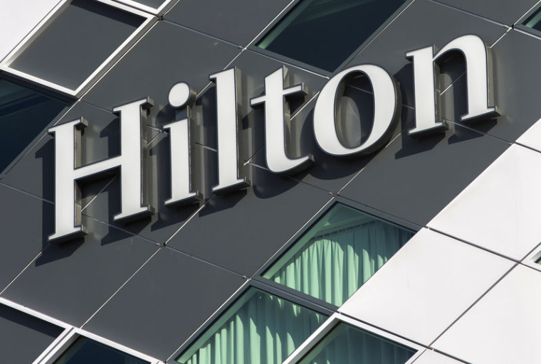 HILTON DÉPASSE LES ATTENTES AVEC LE BÉNÉFICE DU QUATRIEME TRIMESTRE