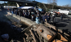 Des agriculteurs bloquent une portion de l'autoroute A64 lors d'une manifestation à Carbonne, dans le sud-ouest, le 13 décembre 2025  ( AFP / Valentine CHAPUIS )