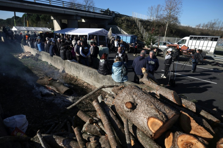 Des agriculteurs bloquent une portion de l'autoroute A64 lors d'une manifestation à Carbonne, dans le sud-ouest, le 13 décembre 2025  ( AFP / Valentine CHAPUIS )