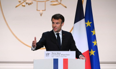 Le président Emmanuel Macron prononce un discours avant sa visite en Afrique centrale, à Paris