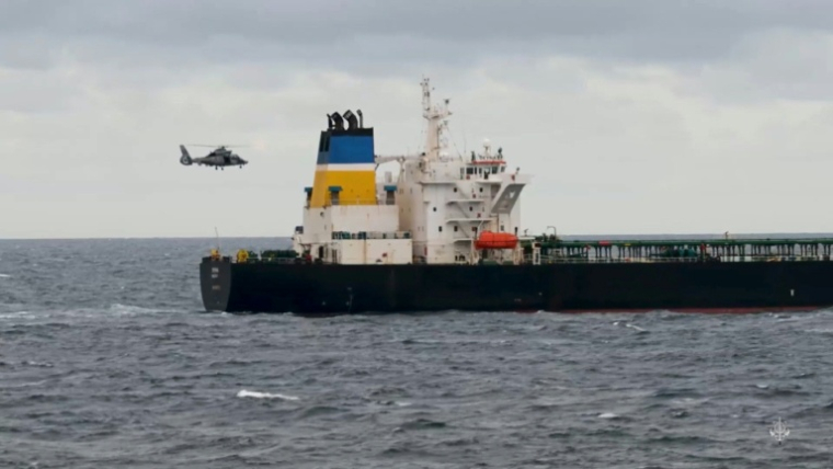 Image tirée d'une vidéo diffusée le 20 mars 2026 par l'État-major des armées montrant un hélicoptère de la Marine nationale française survolant le pétrolier Deyna, battant pavillon mozambicain, lors d'une opération d'interception en Méditerranée ( Etat Major des Armées / - )