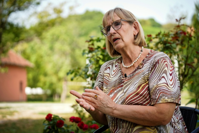Sehida Abdurahmanovic, dont le frère et le mari ont été tués par les forces dirigées par l'ex-chef militaire des Serbes de Bosnie Ratko Mladic, à Potocari en Bosnie le 28 août 2026 ( AFP / Nidal Saljic )