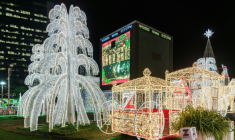Des décorations de Noël dans les rues de Victoria Island à Lagos, le 18 décembre 2023 au Nigeria ( AFP / Benson Ibeabuchi )