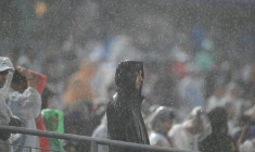 Toute la pluie tombait sur eux