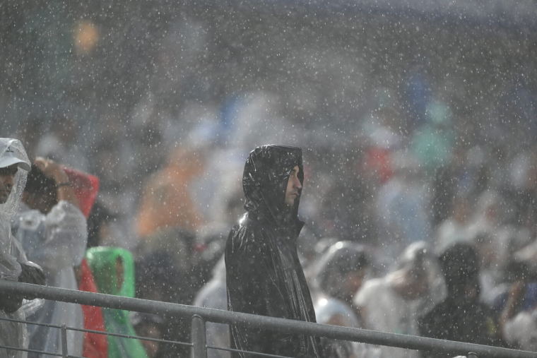 Toute la pluie tombait sur eux