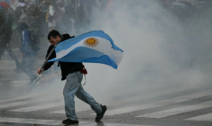 La police antiémeute tire au canon à eau pour disperser des manifestants protestant devant le Parlement àBuenos Aires, le 6 août 2026 ( AFP / Luis ROBAYO )
