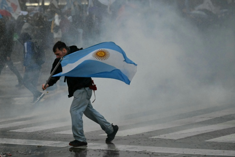 La police antiémeute tire au canon à eau pour disperser des manifestants protestant devant le Parlement àBuenos Aires, le 6 août 2026 ( AFP / Luis ROBAYO )