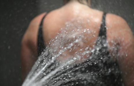 Laura Becker, atteinte d'un Covid long, lors d'une séance de balnéothérapie au Centre thermal Saint-Eloy d'Amnéville, en Moselle, le 17 juin 2025  ( AFP / Jean-Christophe VERHAEGEN )