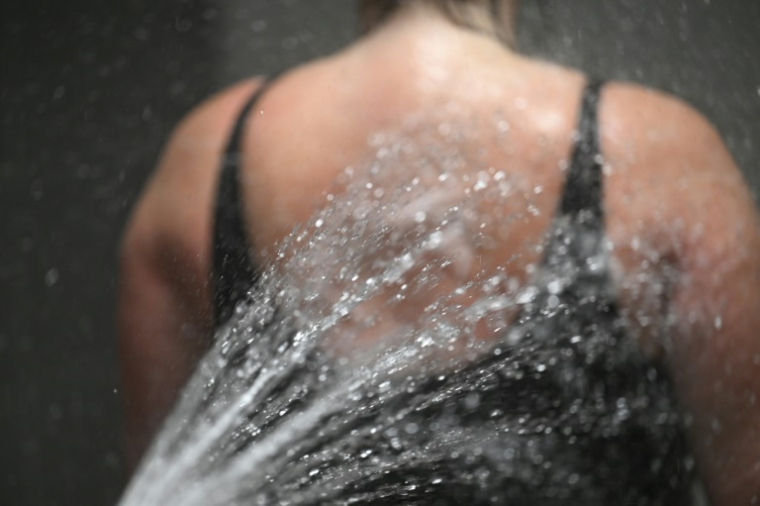 Laura Becker, atteinte d'un Covid long, lors d'une séance de balnéothérapie au Centre thermal Saint-Eloy d'Amnéville, en Moselle, le 17 juin 2025 ( AFP / Jean-Christophe VERHAEGEN )