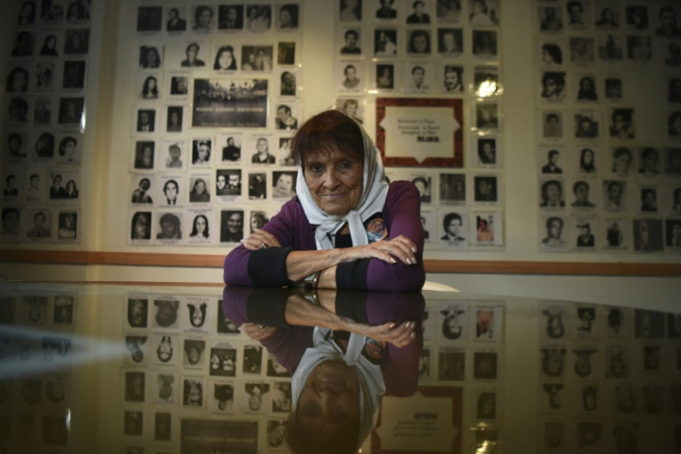 Taty Almeida, figure des Mères de la place de Mai, pose devant des photos de son fils Alejandro et d'autres disparus pendant la dictature argentine, le 20 avril 2017 à Buenos Aires ( AFP / EITAN ABRAMOVICH )