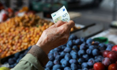 Des gens font leurs courses dans un marché de quartier à Paris