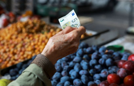 Des gens font leurs courses dans un marché de quartier à Paris