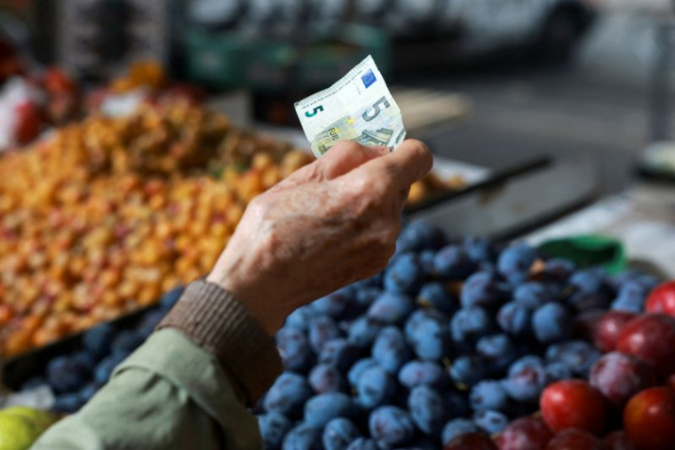 Des gens font leurs courses dans un marché de quartier à Paris