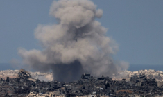 Une photo prise depuis la frontière israélienne avec la bande de Gaza montre de la fumée s'élèvant sur le site de bombardements israéliens sur le territoire palestinien dévasté et assiégé, le 16 septembre 2025 ( AFP / Menahem KAHANA )