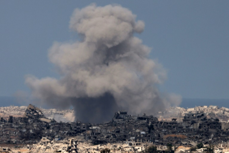 Une photo prise depuis la frontière israélienne avec la bande de Gaza montre de la fumée s'élèvant sur le site de bombardements israéliens sur le territoire palestinien dévasté et assiégé, le 16 septembre 2025 ( AFP / Menahem KAHANA )
