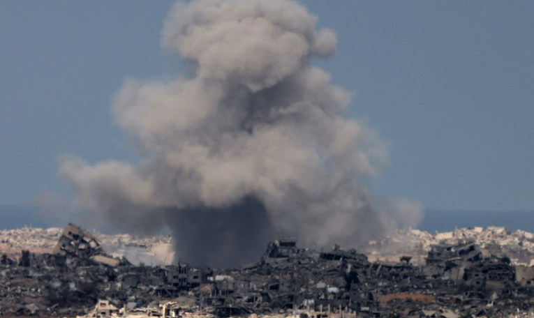 Une photo prise depuis la frontière israélienne avec la bande de Gaza montre de la fumée s'élèvant sur le site de bombardements israéliens sur le territoire palestinien dévasté et assiégé, le 16 septembre 2025 ( AFP / Menahem KAHANA )