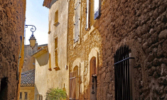 Trouver refuge dans une oasis de verdure en Provence (Crédit photo: Djedj - Pixabay)