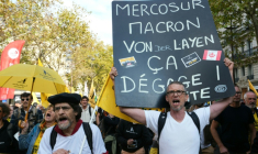 Des agriculteurs manifestent à Paris contre l'accord Mercosur de libre-échange entre l'Union européenne et les pays d'Amérique latine, le 14 octobre 2025 ( AFP / Dimitar DILKOFF )