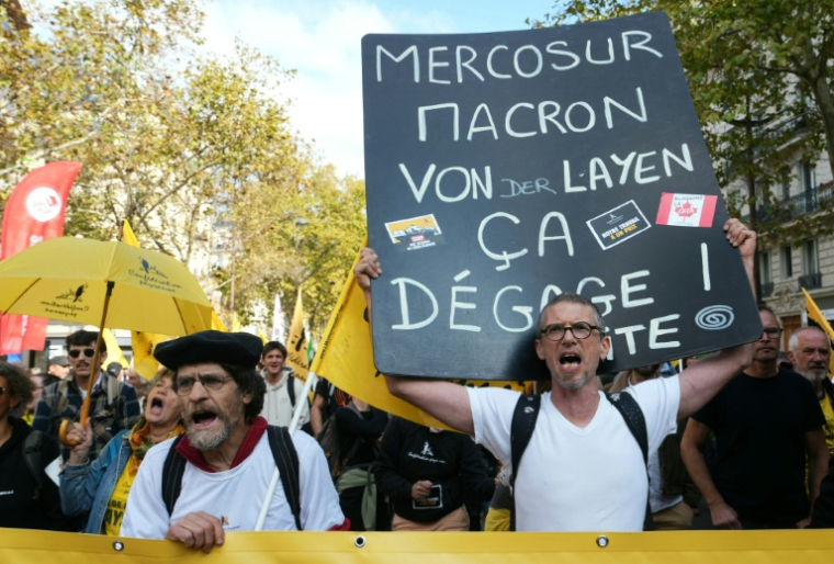 Des agriculteurs manifestent à Paris contre l'accord Mercosur de libre-échange entre l'Union européenne et les pays d'Amérique latine, le 14 octobre 2025 ( AFP / Dimitar DILKOFF )