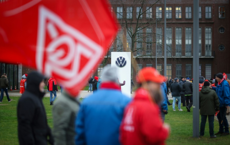 Employees of German car maker Volkswagen (VW) ( AFP / Ronny HARTMANN )