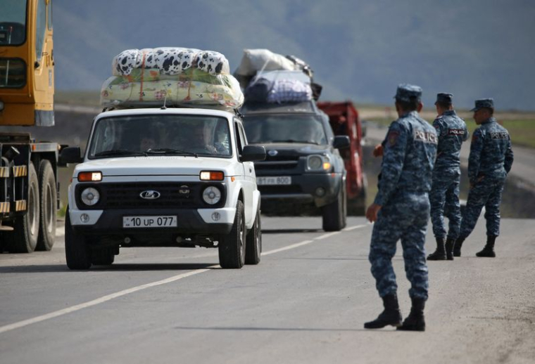 Des réfugiés de la région du Haut-Karabakh arrivent dans le village frontalier de Kornidzor, en Arménie