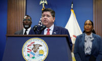 Le gouverneur de l'Illinois, JB Pritzker, lors d'une conférence de presse à Chicago le 2 septembre 2025 ( AFP / KAMIL KRZACZYNSKI )