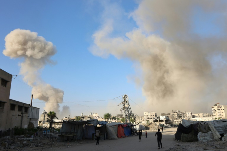 Des colonnes de fumée s'élèvent après des frappes israéliennes sur le quartier de Zeitoun, à Gaza-ville, le 26 août 2025 ( AFP / Omar AL-QATTAA )
