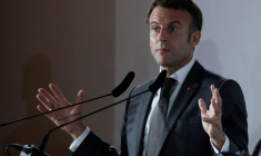 Le président français Emmanuel Macron assiste à une conférence de presse lors du sommet informel de l'UE