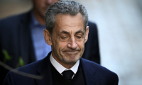 L'ancien président Nicolas Sarkozy quitte sa résidence pour se présenter à la prison de La Santé, le 21 octobre 2025 à Paris  ( AFP / JULIEN DE ROSA )
