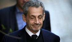 L'ancien président Nicolas Sarkozy quitte sa résidence pour se présenter à la prison de La Santé, le 21 octobre 2025 à Paris  ( AFP / JULIEN DE ROSA )