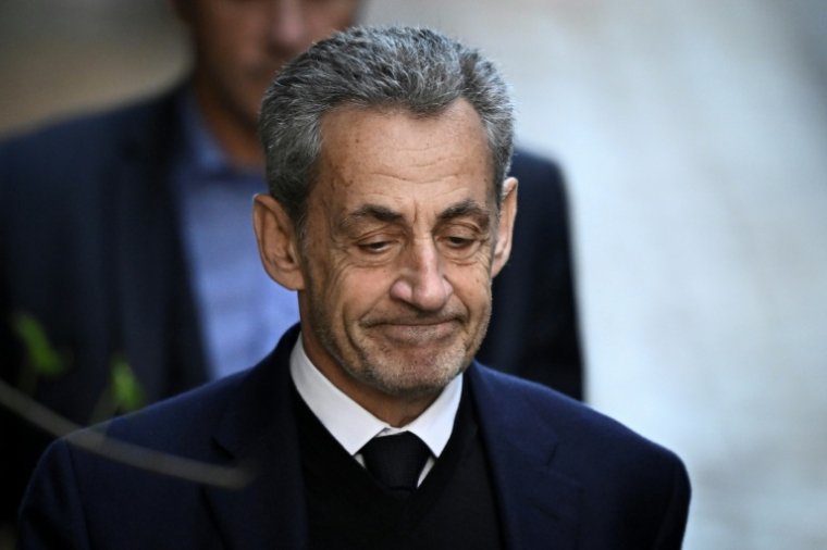 L'ancien président Nicolas Sarkozy quitte sa résidence pour se présenter à la prison de La Santé, le 21 octobre 2025 à Paris ( AFP / JULIEN DE ROSA )