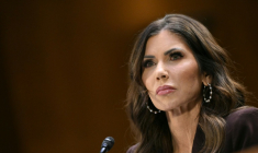 La ministre américaine à la Sécurité intérieure, Kristi Noem, lors d'une audition devant une commission du Sénat au Capitole, le 3 mars 2026 à Washington ( AFP / Mandel NGAN )