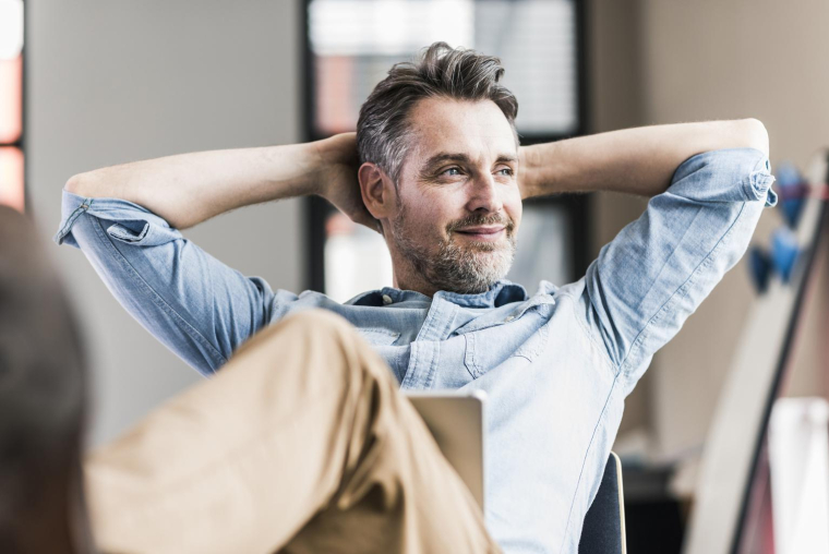 Arnaud s’apprête à vendre sa start-up. Comment structurer l’opération pour limiter la facture fiscale et préserver un maximum de capital à réinvestir dans ses futurs projets? ( crédit photo : Getty Images/Westend61 )