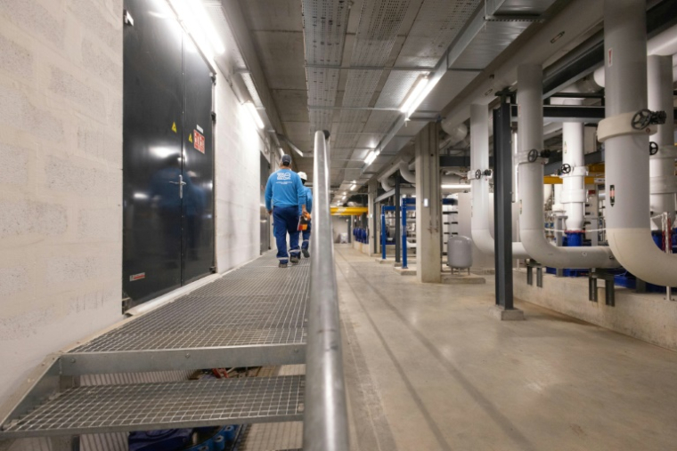 Des employés de la centrale de froid urbain Mouton Duvernet, le 14 août 2025 à Lyon ( AFP / Alex MARTIN )