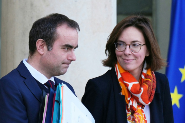 Le Premier ministre Sébastien Lecornu et la ministre des Comptes publics Amélie de Montchalin à l'Elysée, à Paris, le 17 décembre 2025 ( AFP / Dimitar DILKOFF )
