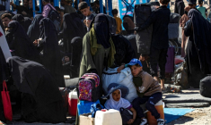 Des femmes et des enfants au camp d'al-Hol, abritant des proches de combattants présumés du groupe État islamique (EI) dans le gouvernorat de Hassakeh, au nord-est de la Syrie, le 28 août 2025 ( AFP / Delil SOULEIMAN )