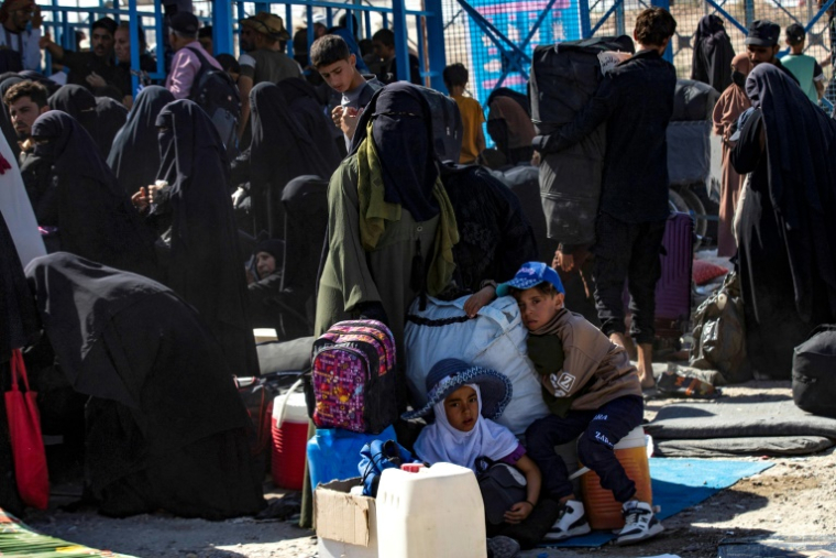 Des femmes et des enfants au camp d'al-Hol, abritant des proches de combattants présumés du groupe État islamique (EI) dans le gouvernorat de Hassakeh, au nord-est de la Syrie, le 28 août 2025 ( AFP / Delil SOULEIMAN )