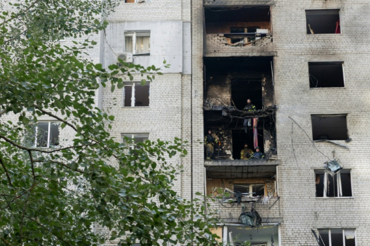Des pompiers interviennent dans un immeuble endommagé par une frappe de drone russe à Kiev, le 25 septembre 2026 en Ukraine ( AFP / Tetiana DZHAFAROVA )