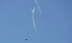 Un avion de combat israélien largue des fusées éclairantes alors qu'il survole la région de Marjayoun, dans le sud du Liban, le 4 juin 2026 ( AFP / - )
