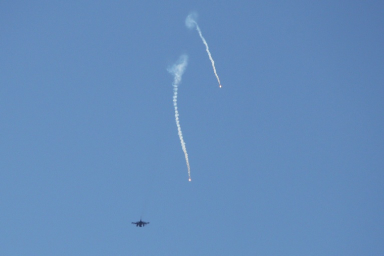 Un avion de combat israélien largue des fusées éclairantes alors qu'il survole la région de Marjayoun, dans le sud du Liban, le 4 juin 2026 ( AFP / - )