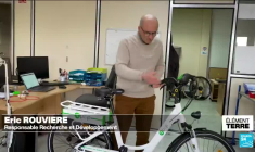 Elle roule en vélo électrique… sans batterie