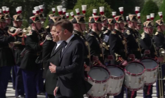 Emmanuel Macron accueille le roi de Thaïlande Rama X aux Invalides