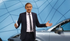 Oliver Blume, PDG de Porsche, présente la nouvelle Porsche Cayenne lors du salon de l'automobile de Francfort (IAA) à Francfort